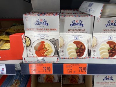 Hovězí maso s rajskou a hovězí guláš v supermarketu