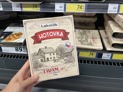 Smažený eidam s bramborem v supermarketu