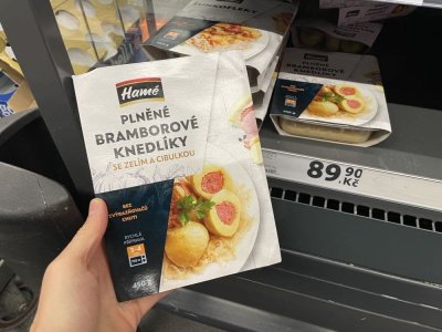 Plněné bramborové knedlíky v supermarketu