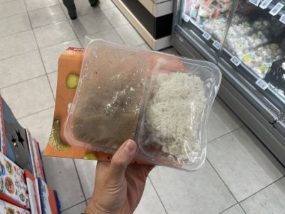 Hotové balené jídlo v supermarketu