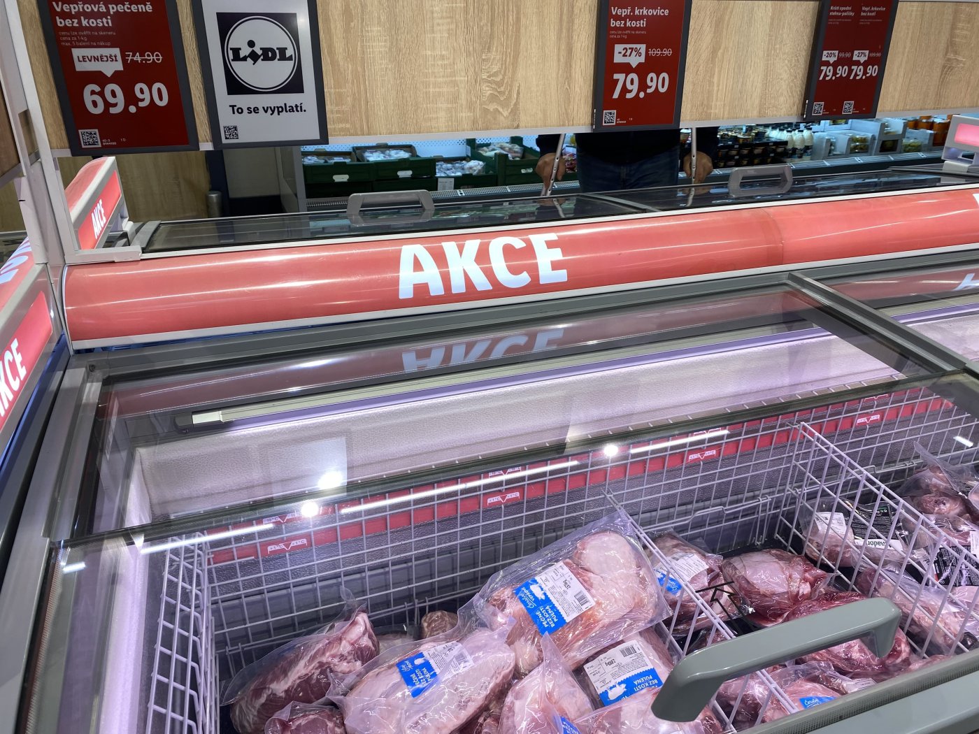 Maso v supermarketu v akci