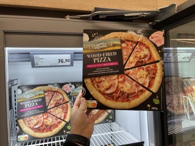 Mražená pizza v supermarketu