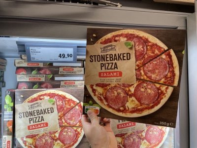 Mražená pizza v supermarketu
