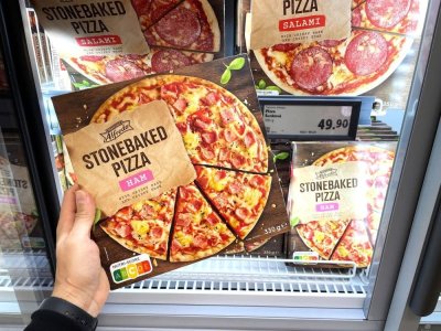 Mražená pizza v supermarketu