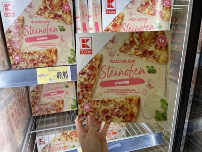 Mražená pizza v supermarketu