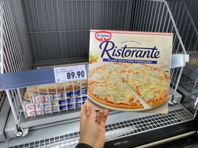 Mražená pizza v supermarketu