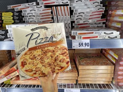 Mražená pizza v supermarketu