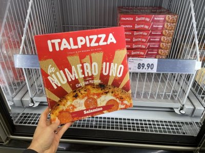 Mražená pizza v supermarketu
