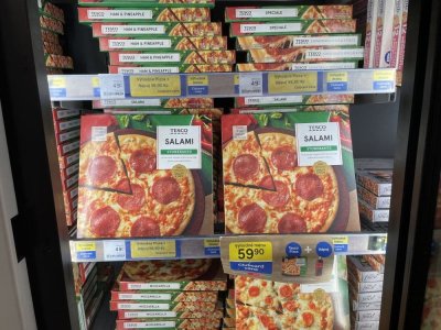 Mražená pizza v supermarketu