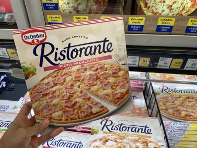Mražená pizza v supermarketu