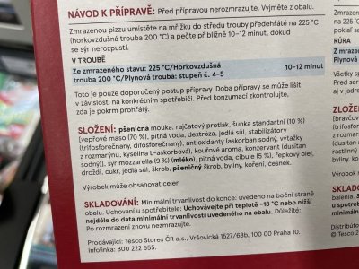 Etiketa na obalu mražené pizzy