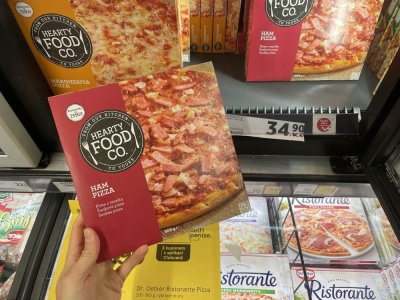 Mražená pizza v supermarketu