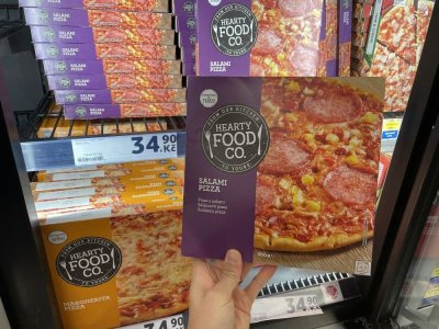Mražená pizza v supermarketu