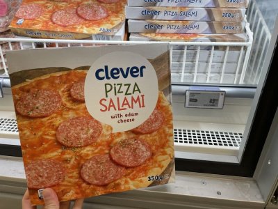 Mražená pizza v supermarketu