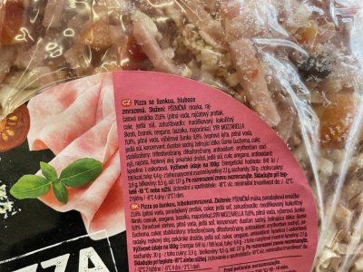 Etiketa na obalu mražené pizzy