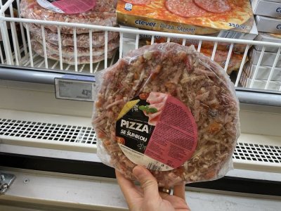 Mražená pizza v supermarketu