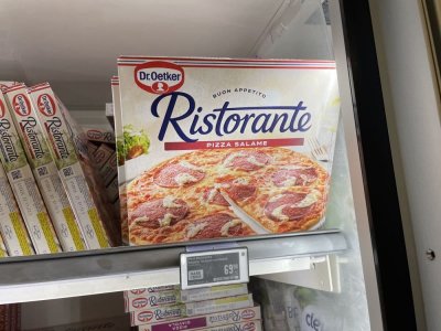 Mražená pizza v supermarketu