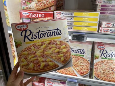 Mražená pizza v supermarketu