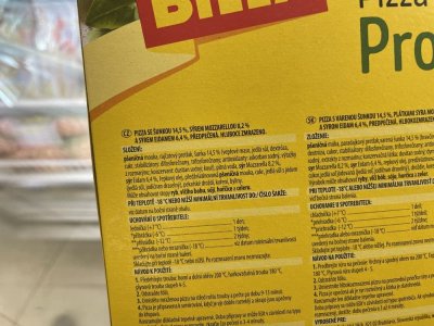 Etiketa na obalu mražené pizzy