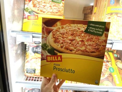 Mražená pizza v supermarketu