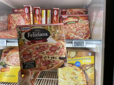 Mražená pizza v supermarketu