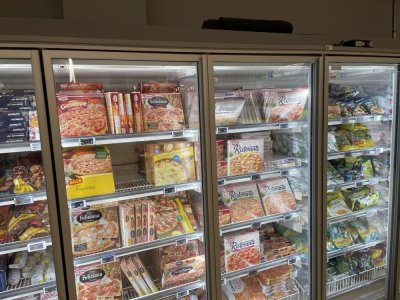 Mražená pizza v supermarketu