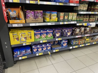 Instantní kakaové nápoje v supermarketu