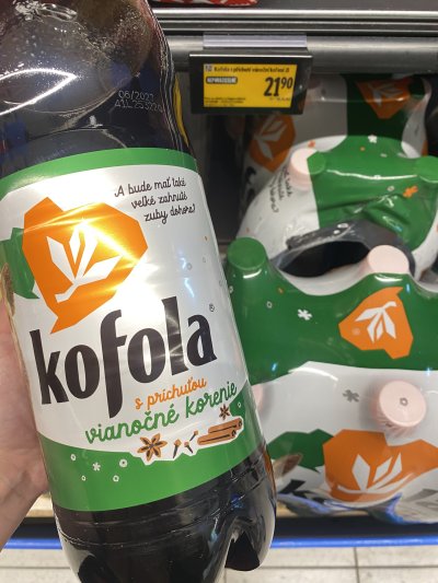 Kofola s příchutí vánočního koření v supermarketu