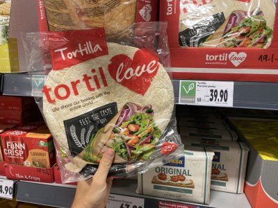 Balení tortill v rukou