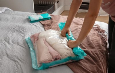 Žena balí věci do vakuového pytle