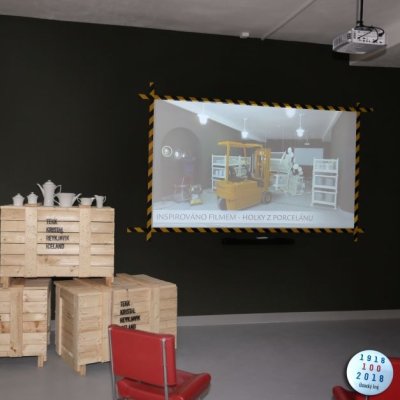 Přepravní bedny na porcelán a projekce