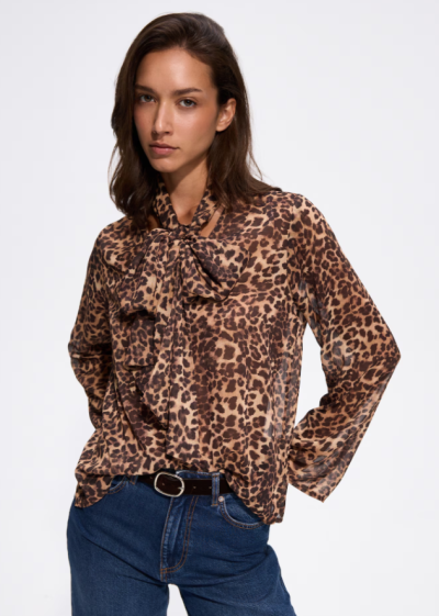 Žena v halence s leopardím vzorem