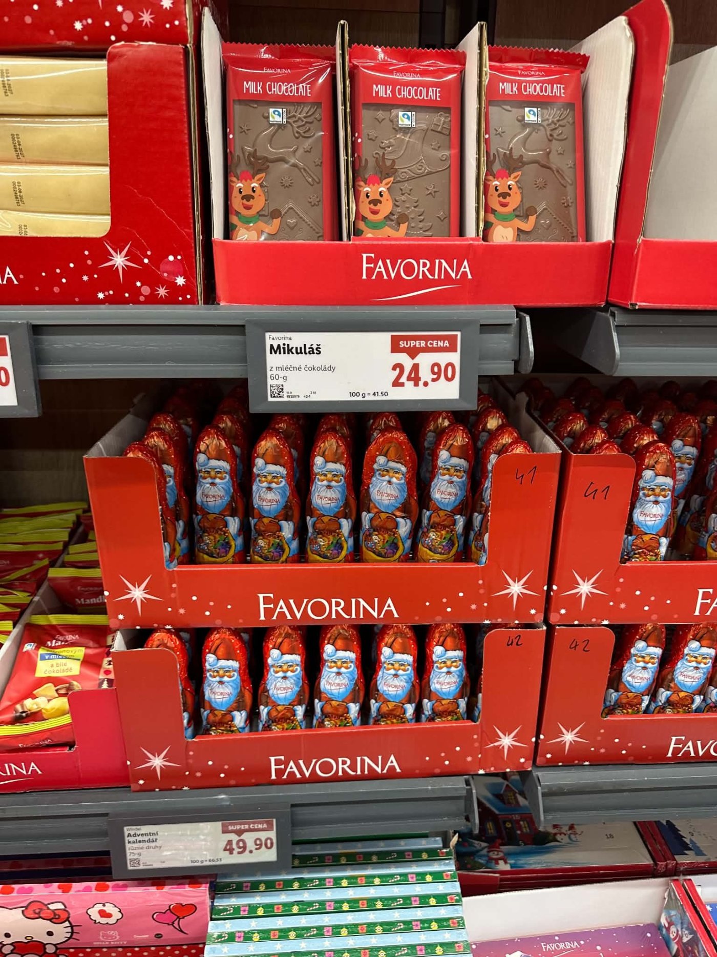 Vánoční čokolády a čokoládové figurky v supermarketu