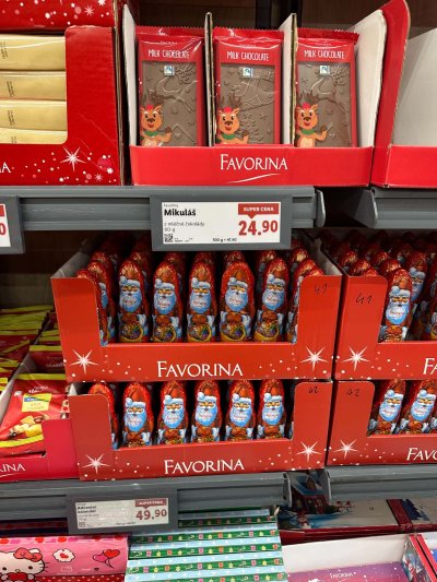Vánoční čokolády a čokoládové figurky v supermarketu