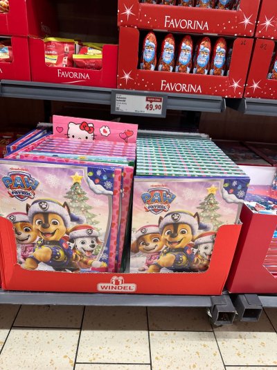 Vánoční čokoládové kolekce v supermarketu