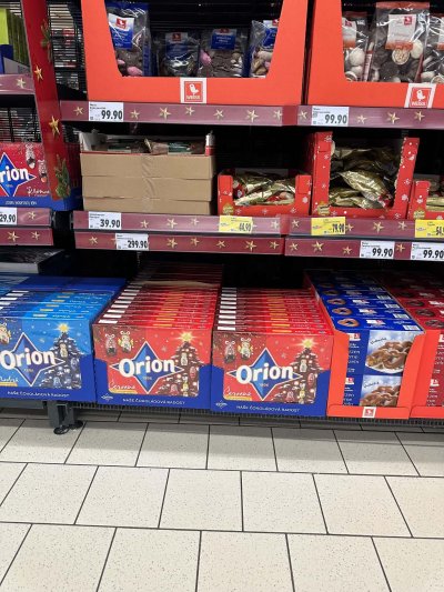 Vánoční čokoládové kolekce v supermarketu