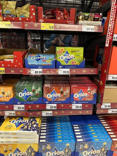 Vánoční čokoládové kolekce v supermarketu