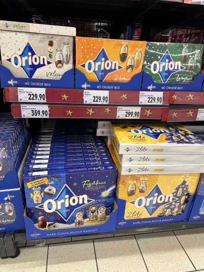 Vánoční čokoládové kolekce v supermarketu