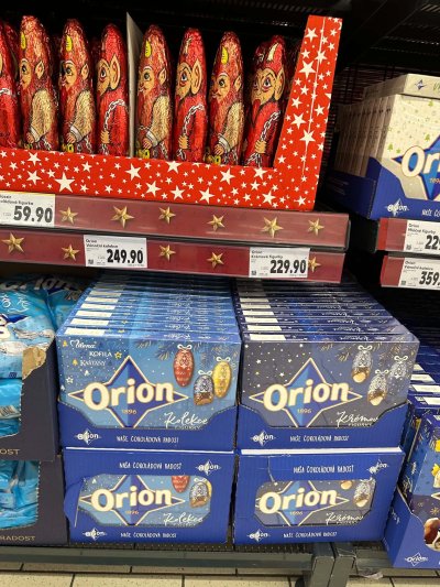 Vánoční čokoládové kolekce v supermarketu