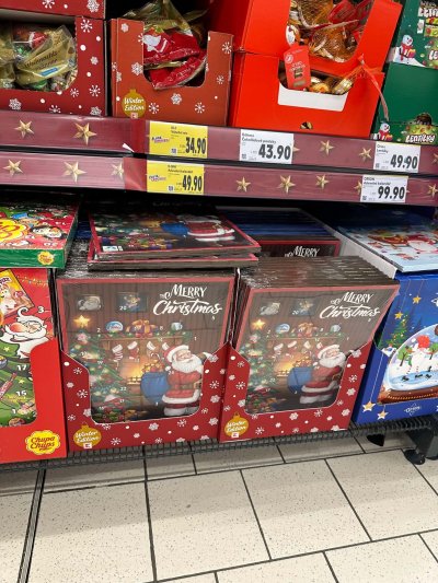 Adventní kalendáře a vánoční sladkosti v supermarketu