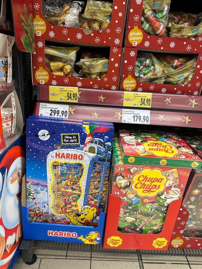 Adventní kalendáře a vánoční sladkosti v supermarketu