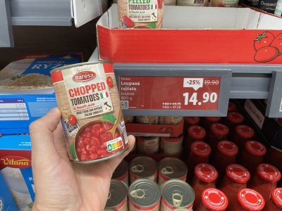 Konzervovaná rajčata v supermarketu