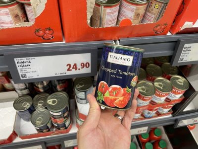 Konzervovaná rajčata v supermarketu