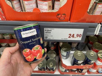 Konzervovaná rajčata v supermarketu