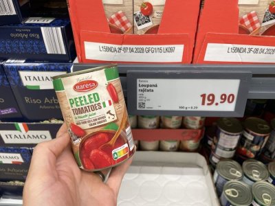 Konzervovaná rajčata v supermarketu