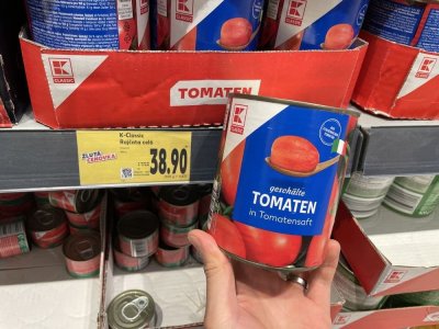 Konzervovaná rajčata v supermarketu