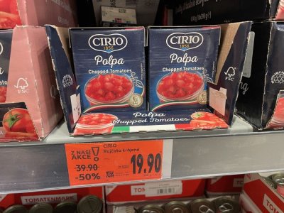 Konzervovaná rajčata v supermarketu