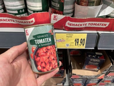 Konzervovaná rajčata v supermarketu