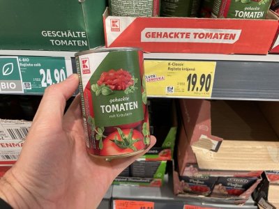 Konzervovaná rajčata v supermarketu