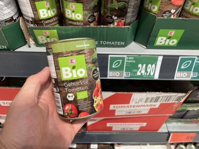 Konzervovaná rajčata v supermarketu